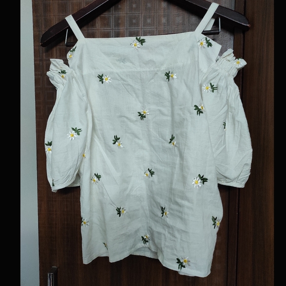 Off Shoulder Puff Sleeved Top 🤍 - Picture 5 of 8